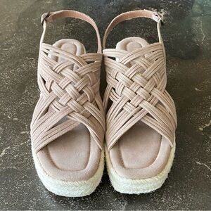 🤩HOST PICK🤩 NWT Band of the Free Banded Suede Wedge Sandals
